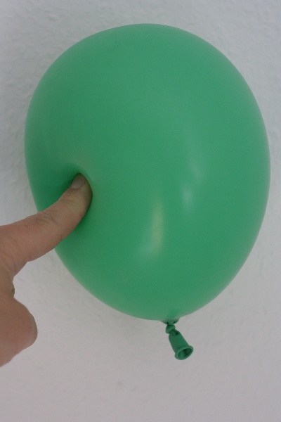 Datei:Luftballon grün Finger eindrücken.jpg