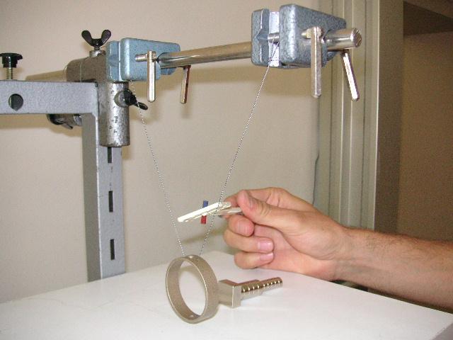 Datei:Versuchsaufbau Lenzsche Regel Wirbelstrom Ring Pendel.jpg