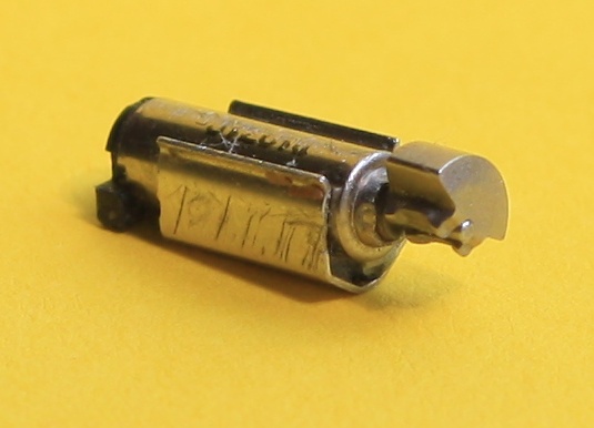 Datei:Impulserhaltung Schwerpunkt Handy Vibrationsalarm 2.jpg