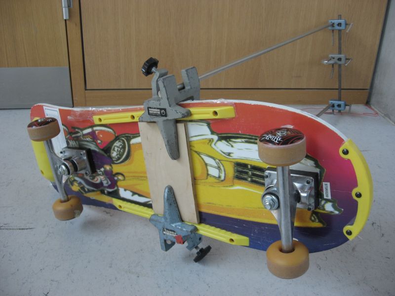 Datei:Skateboard Pendel Unterseite.jpg