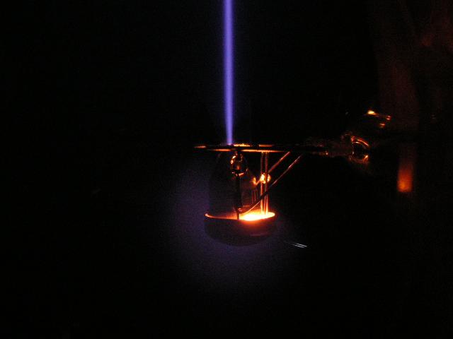 Datei:Versuch Fadenstrahlrohr Beobachtung Strahlerzeugung Strahl.jpg