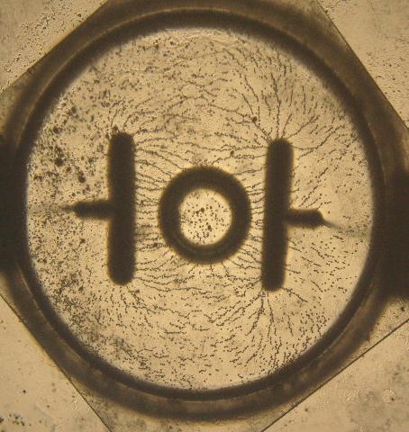 Datei:Versuch Grieskörnchen Beobachtung Abschirmung.jpg