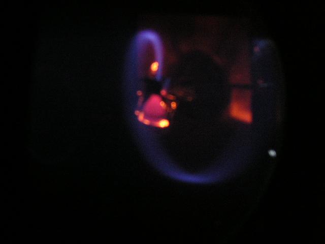 Datei:Versuch Fadenstrahlrohr Beobachtung Spirale groß.jpg