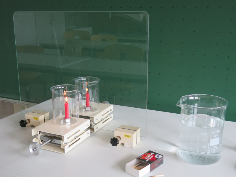 Datei:Versuch Kerze im Spiegel Aufbau Kerze an.jpg