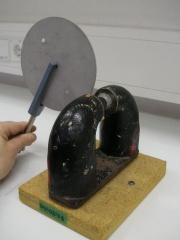 Versuchsaufbau Wirbelstrombremse Drehende Scheibe.jpg