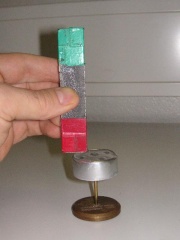 Versuchsaufbau Wirbelstrombremse Teelicht.jpg