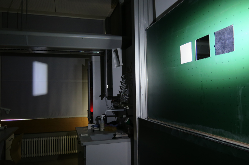 Datei:Versuch Streuung Reflektion Absorption Beobachtung 2.jpg