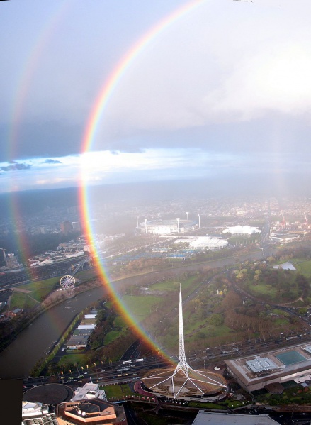 Datei:Licht Regenbogen aus dem Flugzeug über Melbourne.jpg