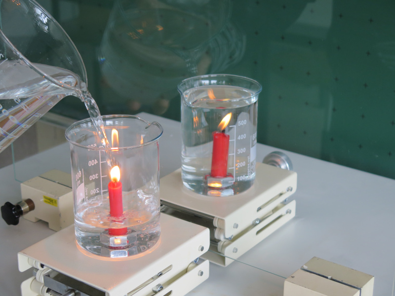 Datei:Versuch Kerze im Spiegel Aufbau nah Wasser vorne 1.jpg