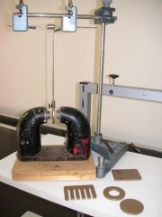 Versuchsaufbau Lenzsche Regel Wirbelstrom Pendel.jpg