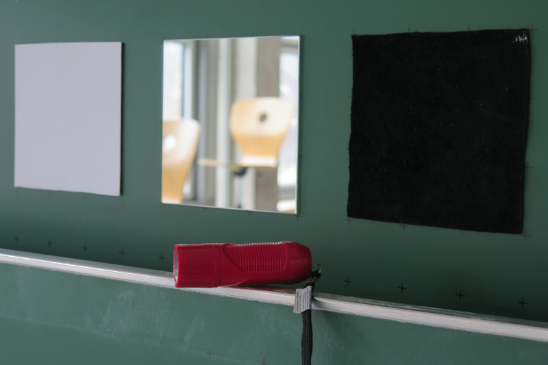 Datei:Versuch Streuung Reflektion Absorbtion Material.jpg