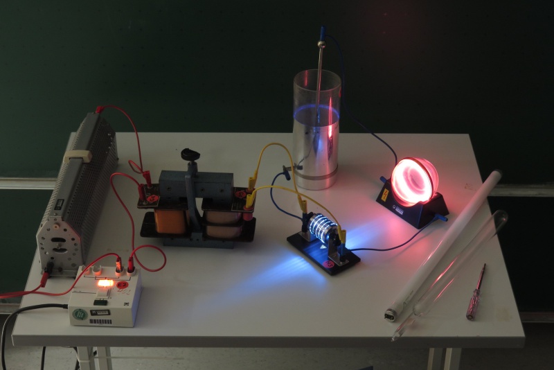 Datei:Elektrodenlose Ringentladung Aufbau mit Widerstand Beobachtung.jpg