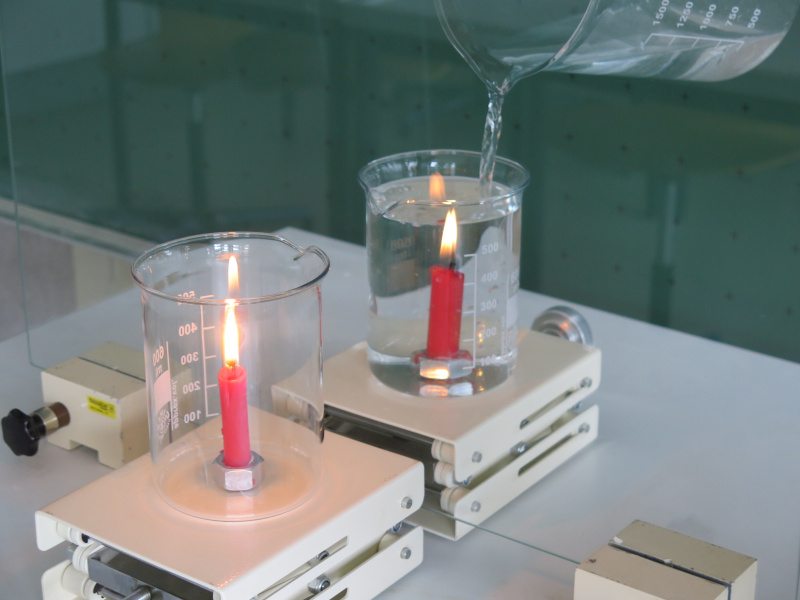 Datei:Versuch Kerze im Spiegel Aufbau nah Wasser hinten.jpg