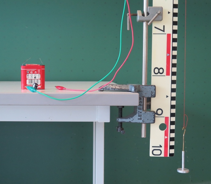 Datei:Kondensator mechanische Energiemessung Ausschnitt unten.jpg