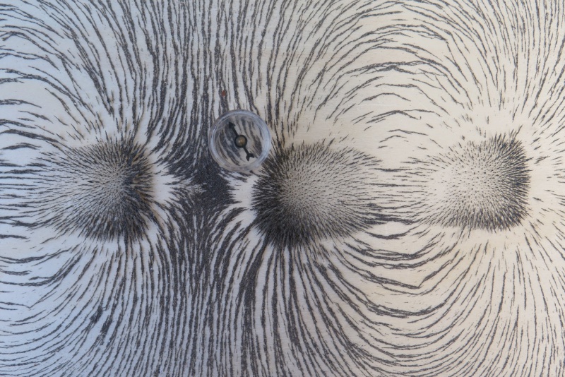 Datei:Magnetfeld Eisenspäne gleiche Pole Kompass 3.jpg