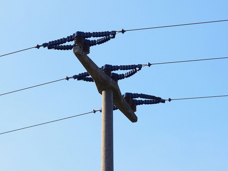 Datei:Stromkreis Potential Antrieb Stromleitung isolierte Befestigung für Vögel.jpg