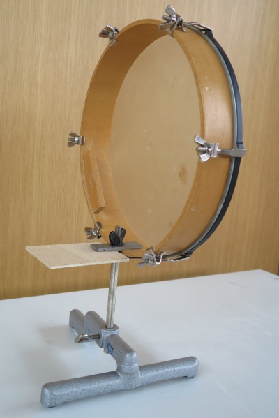 Datei:Akustik Schallausbreitung zwei Tamburine Aufbau Befestigung Tamburin.jpg