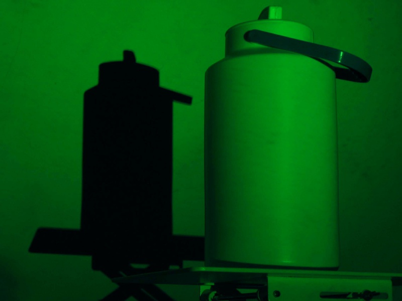 Datei:Farben bunte Schatten dreifache Schatten Milchkanne g.jpg