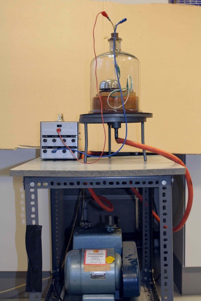 Datei:Akustik Schallträger Klingel im Vakuum gesamter Aufbau.jpg