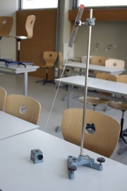 Magnetfeld Schwebende Büroklammer.jpg