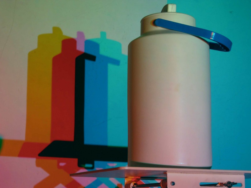 Datei:Farben bunte Schatten dreifache Schatten Milchkanne.jpg