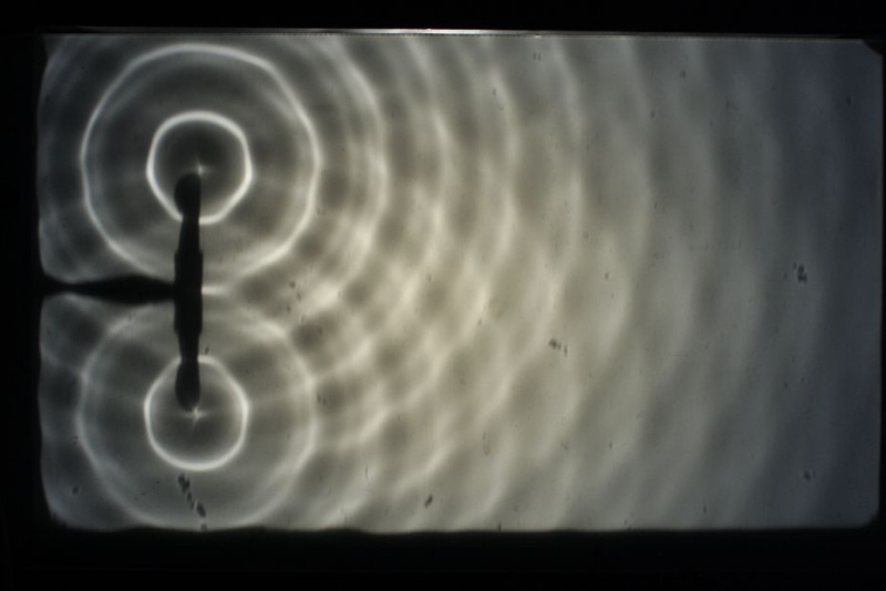 Datei:Wellenwanne Zwei Quellen Abstand Groß f10Hz.jpg