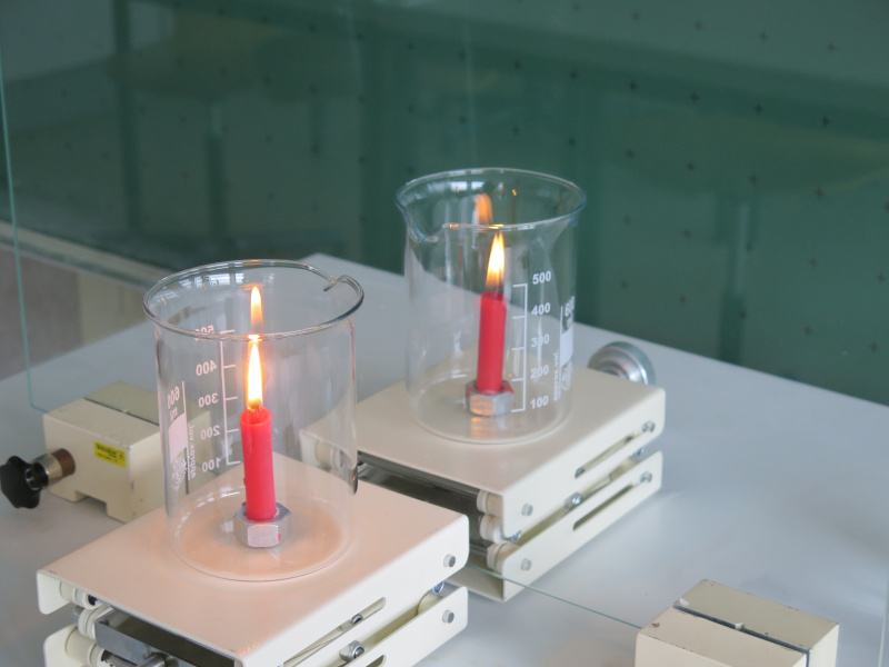 Datei:Versuch Kerze im Spiegel Aufbau nah.jpg