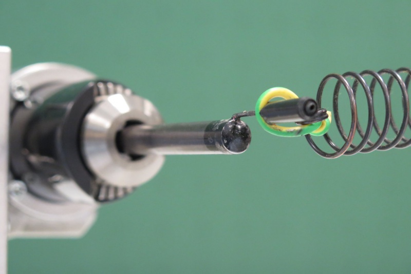 Datei:Schwingung erzwungen Baum Ast wackeln Motor Exzenter.jpg