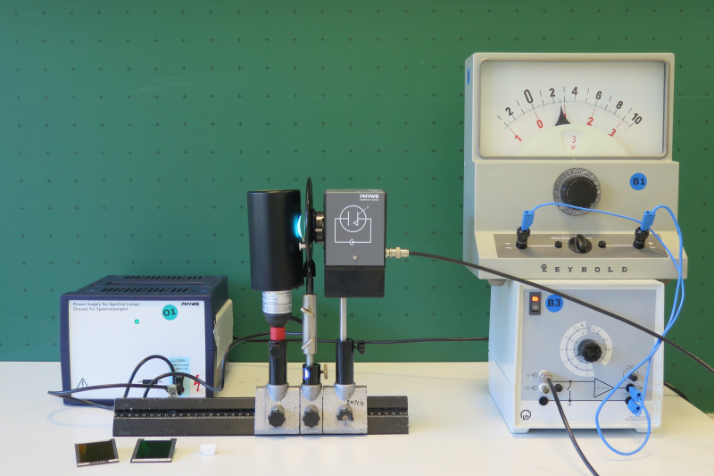 Datei:Fotoeffekt Aufbau Hg-Lampe an violett 436.jpg