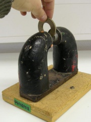 Versuchsaufbau Wirbelstrombremse Fallendender Ring.jpg