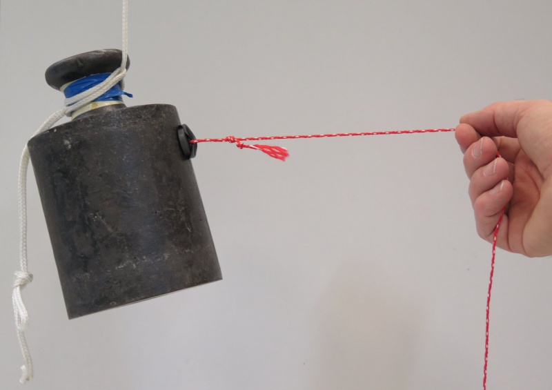 Datei:Schwingung erzwungen großes Pendel Schnur mit Magnet.jpg