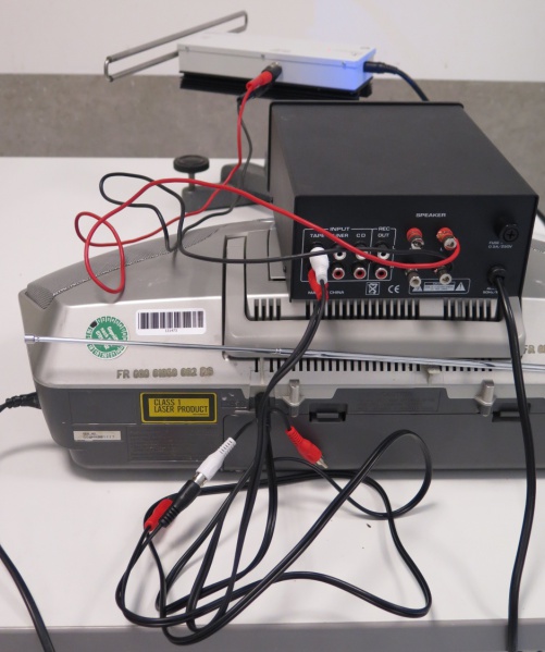 Datei:Wellen elektro-magnetisch Sender Empfänger Amplitudenmodulation Verkabelung.jpg