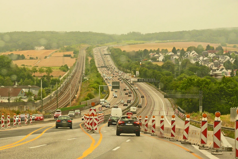 Datei:Welle Autobahn Zug Dorf Lärm (A3 bei Limburg).jpg