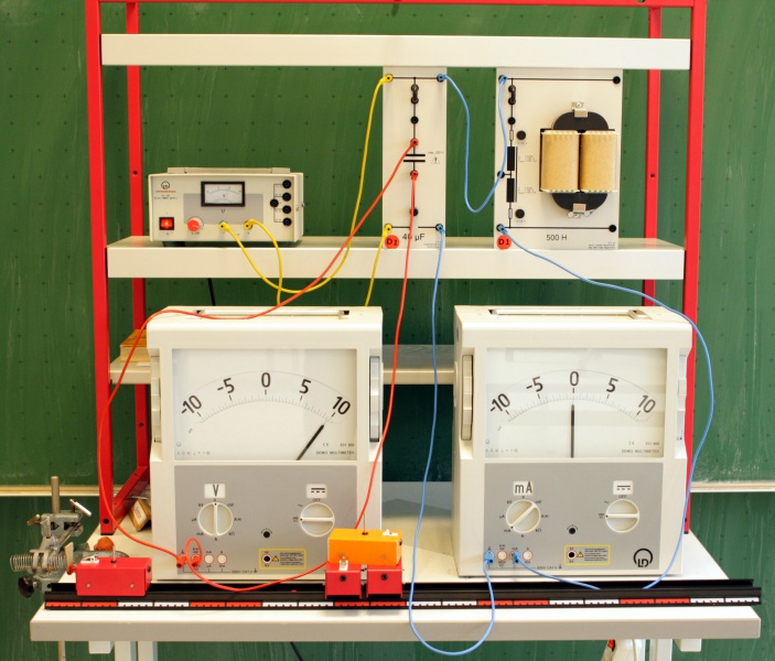 Datei:Versuchsaufbau Schwingkreis elektrischer Vergleich mechanische Schwingung.jpg