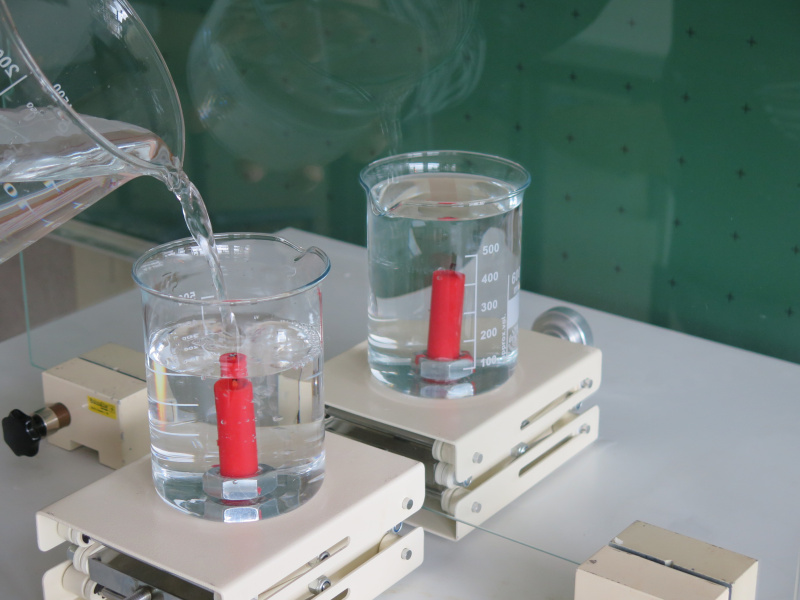 Datei:Versuch Kerze im Spiegel Aufbau nah Wasser vorne 2.jpg