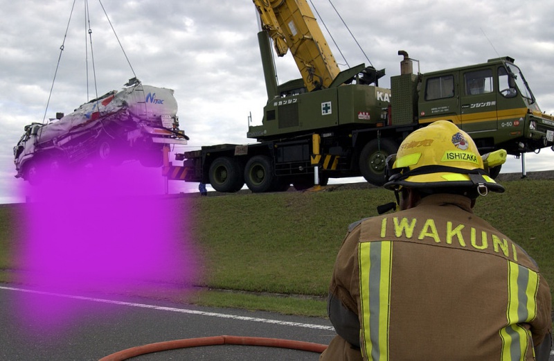 Datei:Kraft Freischneiden Autokran Laster anheben mit Feld.jpg