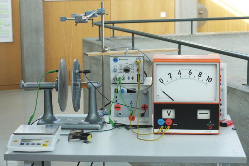 Datei:Versuch Feld elektrisch Kondensator Probekörper.jpg