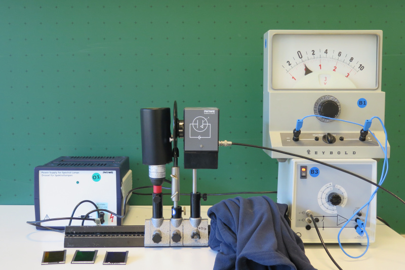 Datei:Fotoeffekt Aufbau Hg-Lampe aus mit Abdeckung.jpg