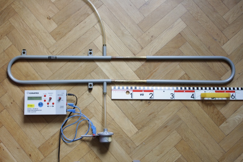 Datei:Wellen Interferenzrohr Versuchsaufbau Leybold 41505.jpg