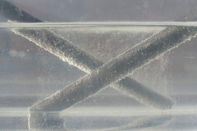 Datei:Versuch Beobachtung Detail Stromkreis Leitfähigkeit Wasser.jpg