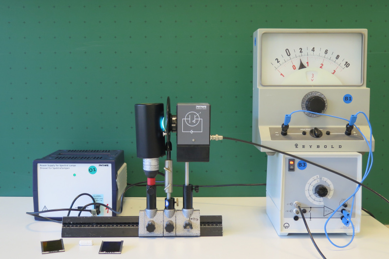 Datei:Fotoeffekt Aufbau Hg-Lampe an grün 546.jpg