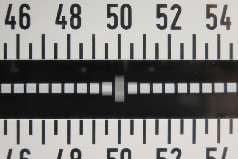 Datei:Schwingung erzwungen Zungenfrequenzmesser ganz nah Beobachtung.jpg