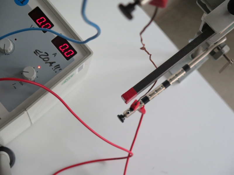 Datei:Versuch Probestrom Lorentzkraft Beobachtung Standbild.jpg