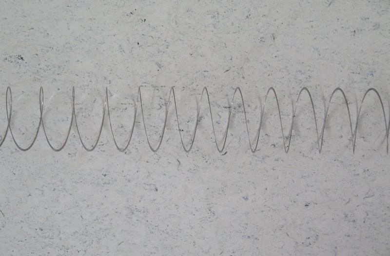 Datei:Wellen Slinky Spiralfeder gespannt Ausschnitt senkrecht.jpg
