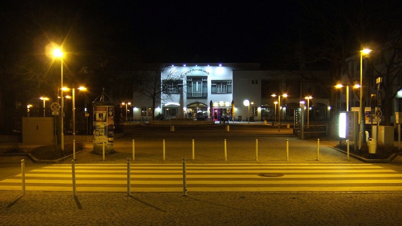 Datei:Ottobrunn Wolf-Ferrari-Haus Rathausplatz Zebrastreifen bei Nacht.jpg