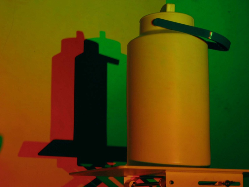 Datei:Farben bunte Schatten dreifache Schatten Milchkanne rg.jpg