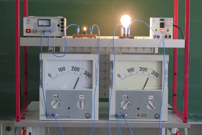 Datei:Stromkreis Versuch zwei Lampen Potential als Energiebeladungsmaß.jpg