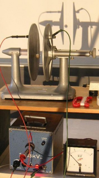 Datei:Versuchsaufbau Ladung im Kondensator Beobachtung 0.jpg