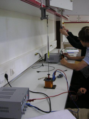 Versuchsaufbau Messung magnetische Ladung.jpg