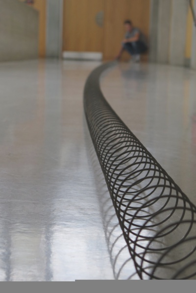 Datei:Wellen Slinky Spiralfeder am Boden gespannt.jpg